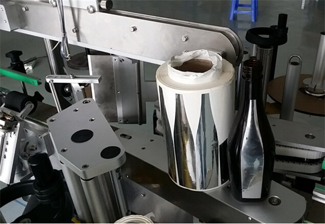 Automatický oboustranný etiketovací stroj pro šamponové lahve s mlékem