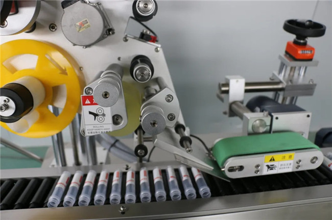Automatický horizontální obal kolem stříkačky Lepicí štítkovací stroj
