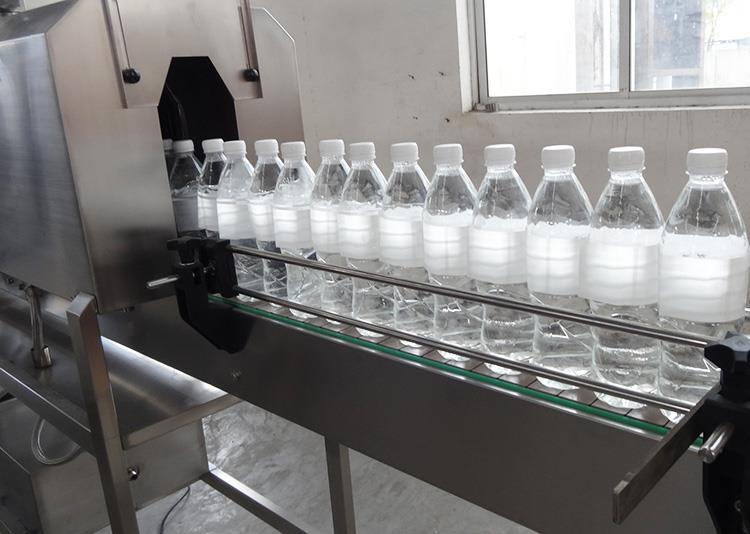 Automatický stroj na označování lahví z PVC