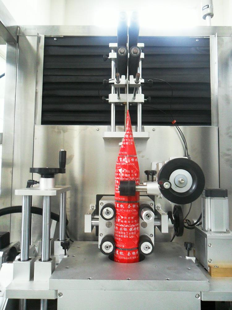 Automatický štítkovací stroj na výrobu plastových lahví na vodní šťávu