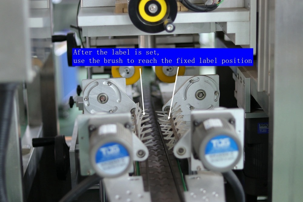 Automatický etiketovací stroj s uzavíracím víčkem na hrdlo