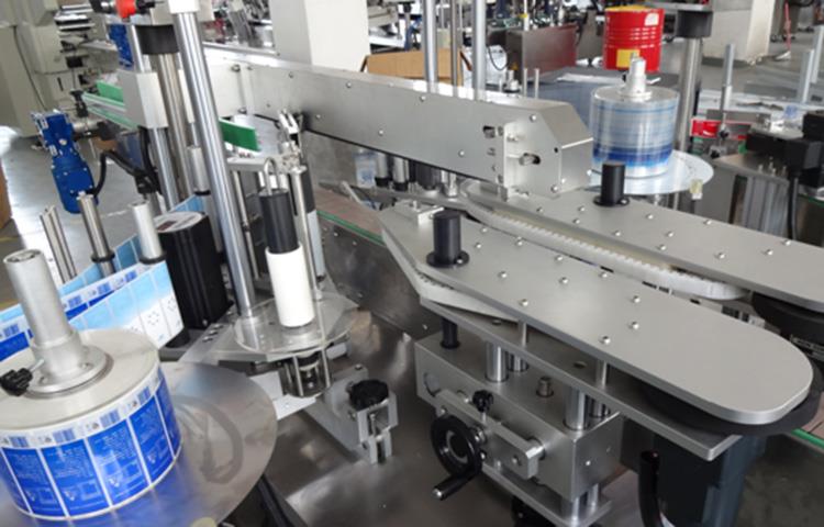 Plně automatický stroj na označování lahví lineárního typu na prodej